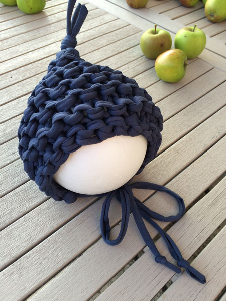 Baby bonnet tricote avec du materiel elastique recycle